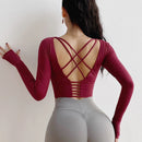 Camiseta de treino com costas abertas, manga comprida, corte curto - feminina