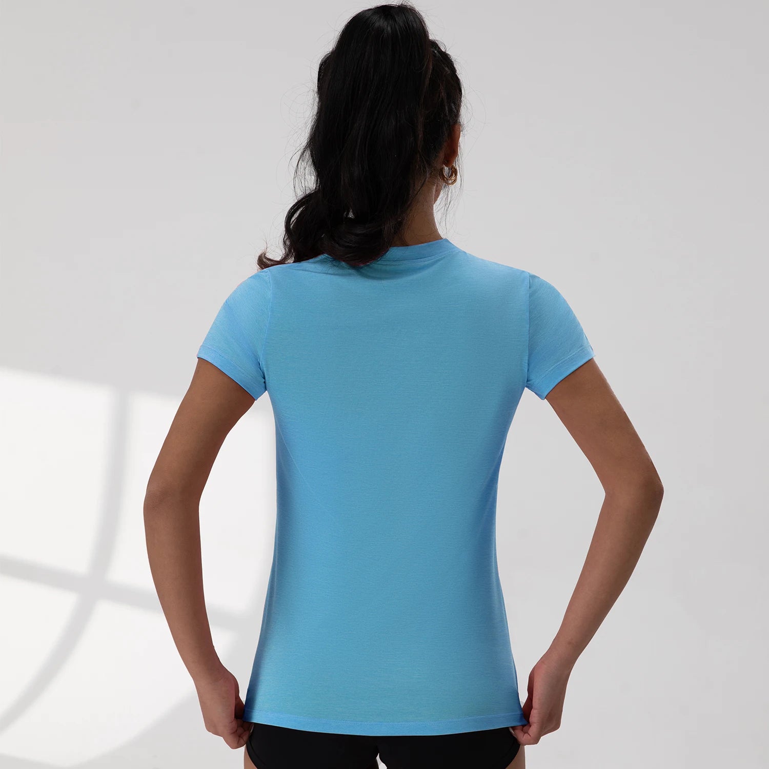 Top Esportivo Decote em V com Pregas Manga Curta – Poliéster e Spandex, 5 Cores, S ao XL